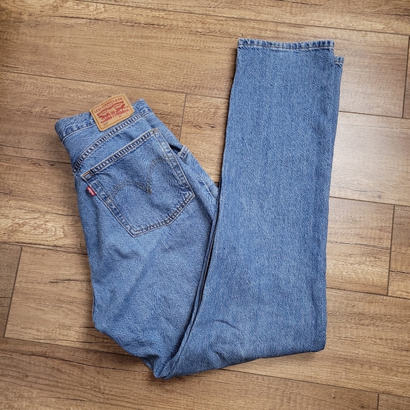 Levi's Women's 501 original light wash straight leg distressed button fly jeans - Picture 10 of 15